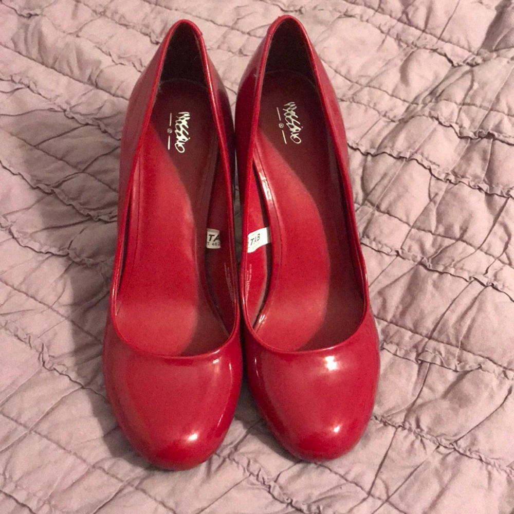 Red, patent leather pumps